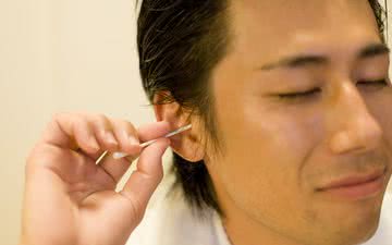 Erro bem comum: limpar a orelha com hastes flexíveis pode perfurar o tímpano se o objeto for longe demais - iStock