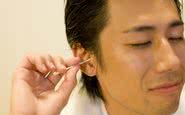 Erro bem comum: limpar a orelha com hastes flexíveis pode perfurar o tímpano se o objeto for longe demais - iStock