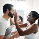 Limpar a pele uma ou duas vezes ao dia, de forma delicada, ajuda a mantê-la saudável - iStock