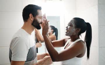 Limpar a pele uma ou duas vezes ao dia, de forma delicada, ajuda a mantê-la saudável - iStock