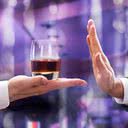 É provável que você se veja em situações em que lhe ofereçam uma bebida; prepare-se para recusar - iStock