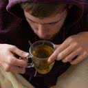 Tomar um chá de ervas todas as noites pode ser um ritual calmante para incorporar à sua rotina de relaxamento - iStock