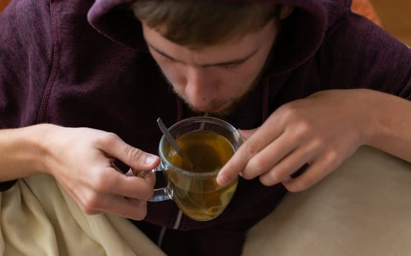 Tomar um chá de ervas todas as noites pode ser um ritual calmante para incorporar à sua rotina de relaxamento - iStock