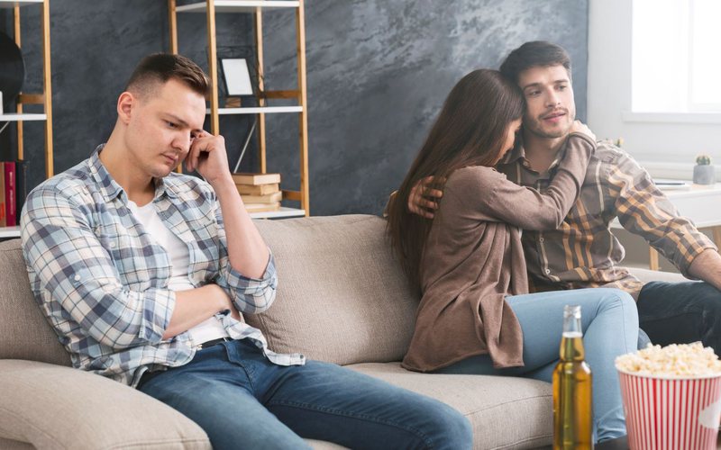 Algumas vezes, após decepções, ao ver casais felizes, podemos pensar que somos simplesmente indignos de amor - iStock