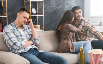 Algumas vezes, após decepções, ao ver casais felizes, podemos pensar que somos simplesmente indignos de amor - iStock