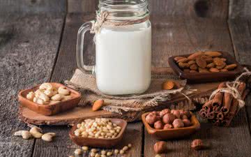 Há várias opções de leite vegetal à venda, como os de soja, castanha, amêndoa e macadâmia - iStock