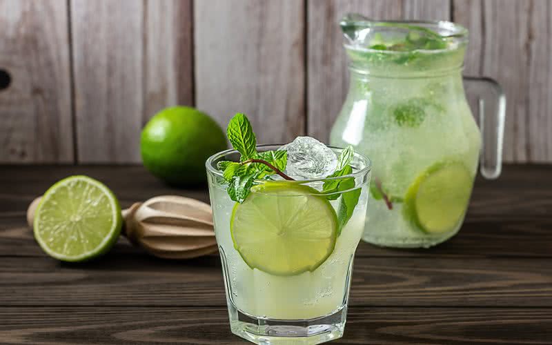 Água com limão é uma ótima pedida para substituir bebidas adoçadas - iStock