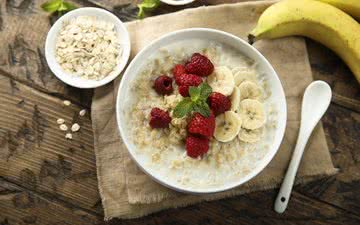 Incluir aveia e frutas, como framboesa e banana, no café da manhã faz bem e gera saciedade - iStock