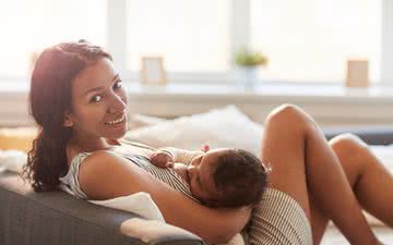 O leite materno permite que as mães que amamentam forneçam aos bebês “imunidade passiva” - iStock