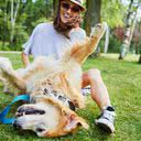 Brincar com o animal de estimação em um parque reúne várias formas de "desestressar" - iStock