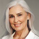 Mulheres grisalhas costumam usar cortes curtos, mas camadas longas trazem movimento aos cabelos - iStock