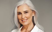 Mulheres grisalhas costumam usar cortes curtos, mas camadas longas trazem movimento aos cabelos - iStock