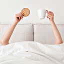 Tomar um chá de ervas, mas não de qualquer uma, e comer biscoito cracker pode ajudar nessas situações - iStock