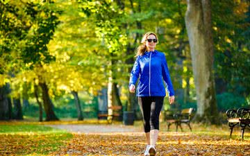 Na hora de caminhar, use roupas soltas, confortáveis e respiráveis, assim como um tênis que não machuque - iStock