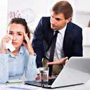 Um sinal de abuso financeiro é a pessoa estar desinformada sobre alterações de senha e login, por exemplo - iStock