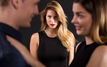Um dos sinais é ciúme e possessividade, incluindo monitorar as atividades ou contatos do parceiro - iStock