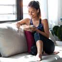 O consumo de alimentos saudáveis e uma vida não sedentária colaboram na diminuição dos sintomas - iStock