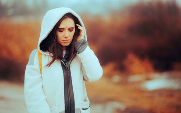 Tristeza está associada à pouca luminosidade e menor exposição ao sol, que interferem na produção de serotonina - iStock