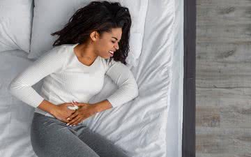 Entre os sintomas da endometriose estão cólicas, menstruação irregular, infertilidade e dor pélvica - iStock