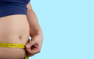 Mudar a dieta, começar a tomar remédios ou até problemas hormonais podem alterar o peso repentinamente - iStock