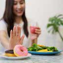 Alimentos ricos em açúcar, farináceos refinados e gorduras trans podem causa mau-humor - iStock