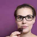 Os grãos de cacau contêm flavonoides, nutrientes à base de vegetais que podem melhorar o humor - iStock