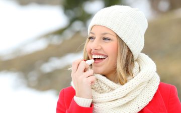 Uma parte do corpo que costuma ser esquecida são os lábios, que ressecam muito no inverno - iStock