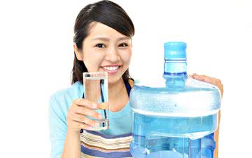 A maior preocupação de beber muita água é desenvolver uma condição chamada hiponatremia - iStock