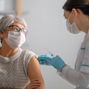 Uma opção é fazer o exame antes da primeira dose da vacina - iStock