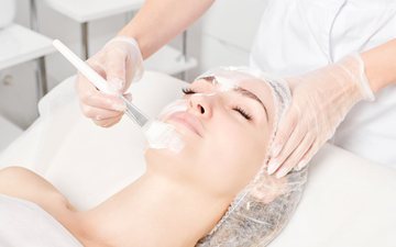 Pessoas fazem peeling para reduzir rugas, manchas, marcas de expressão ou cicatrizes de acne - iStock