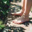 Pés descalços são sinônimo de ganho de força e movimento - iStock