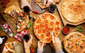 Uma fatia de pizza de 114 gramas, em um restaurante, tem em torno de 510-760 miligramas de sódio - iStock