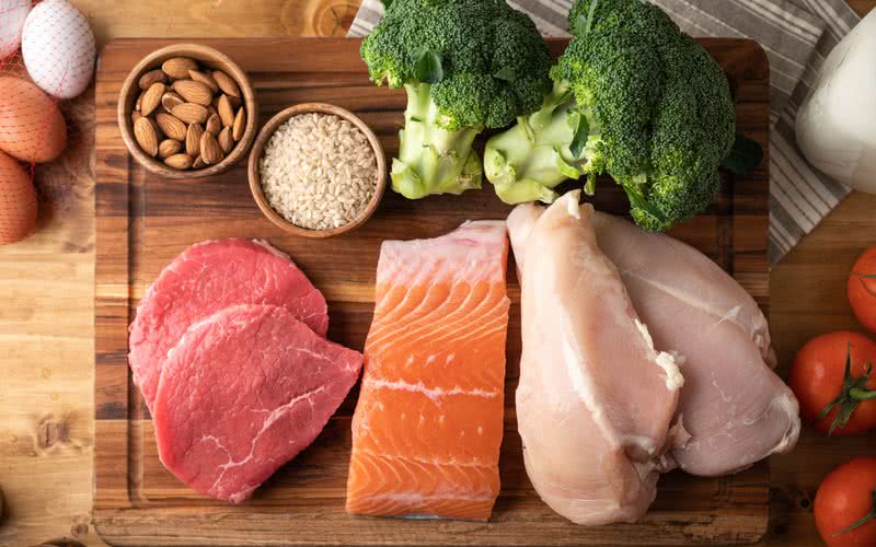 Carnes de vaca, peixes e aves são proteínas animais; assim como amêndoas e grãos são proteínas vegetais - iStock