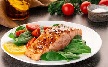 Esta dieta é baseada no consumo de alimentos frescos e naturais e privilegia peixes oleosos, como o salmão - iStock