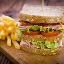 Lanche feito com pão não integral e embutidos, acompanhado de batata que veio pronta para fritar, é saudável? - iStock