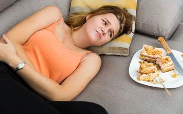 Quando se deita com o estômago cheio, a comida pode voltar, o que pode retardar a digestão e piorar o refluxo - iStock