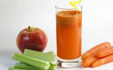 Maçãs são ricas em cálcio, fósforo e potássio; o betacaroteno presente na cenoura também é um potente antioxidante - iStock