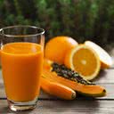 Mamão oferece vitamina A; a laranja é rica em vitamina C e a cenoura é fonte de betacaroteno - iStock