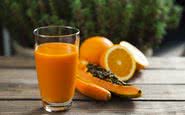 Mamão oferece vitamina A; a laranja é rica em vitamina C e a cenoura é fonte de betacaroteno - iStock