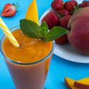 A manga é rica em carotenoides, minerais e fibras; o morango são fonte das vitaminas C e K - iStock