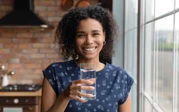 Além de ser uma opção de bebida saudável, beber água pode ajudar a controlar os níveis de colesterol - iStock
