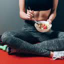 Iogurtes e peixes gordurosos podem ser uma boa opção - iStock