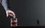 As pessoas que convivem com quem bebe em excesso também sofrem com os malefícios do álcool - iStock