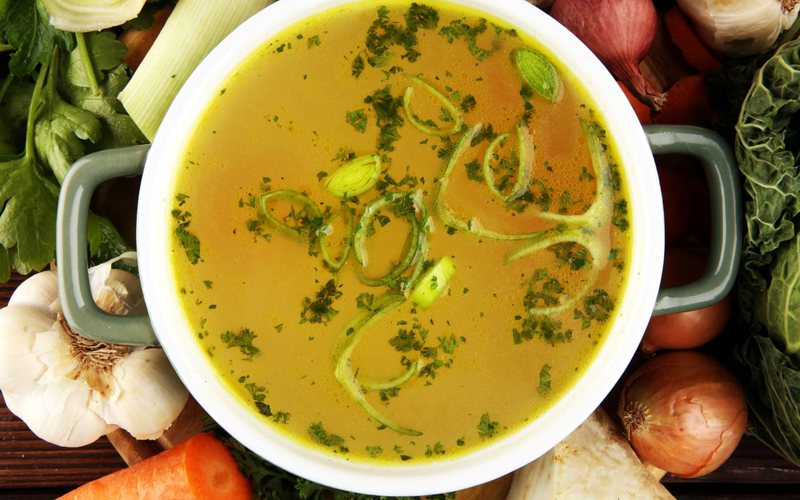 Um caldo feito com uma variedade de vegetais frescos é rico em vitaminas, minerais e antioxidantes - iStock