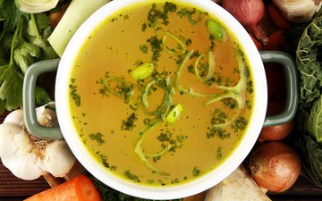 Um caldo feito com uma variedade de vegetais frescos é rico em vitaminas, minerais e antioxidantes - iStock
