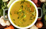 Um caldo feito com uma variedade de vegetais frescos é rico em vitaminas, minerais e antioxidantes - iStock