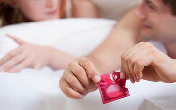 Se um preservativo estiver seco, pegajoso ou rígido ao tirá-lo, jogue-o fora e use um novo - iStock