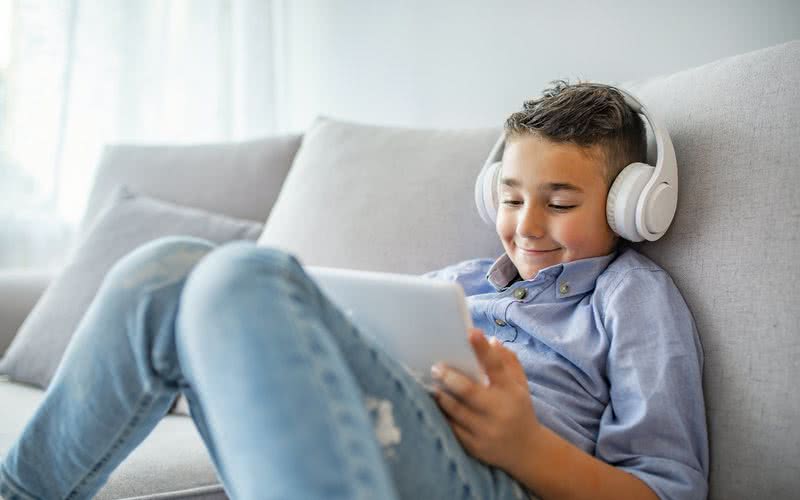 Para crianças e adolescentes, o nível seguro de ruídos é de no máximo 70 dB - iStock