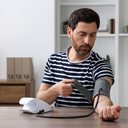 Você deve fazer a medição sentado e tem de estar com o braço relaxado - iStock