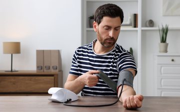 Você deve fazer a medição sentado e tem de estar com o braço relaxado - iStock